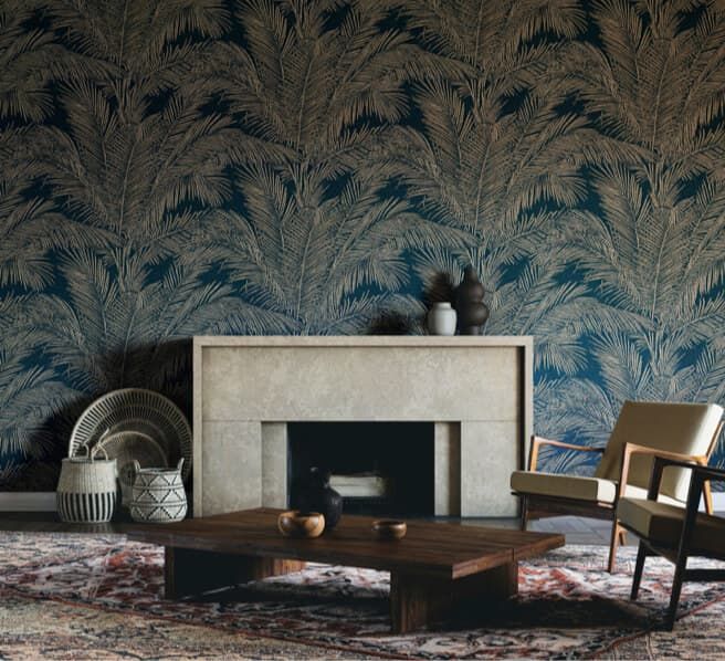 Interieur met donker behang